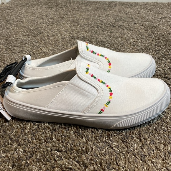 Sole Mates White Slip On Shoes w Design Sz 8 NWT - Picture 3 of 4
